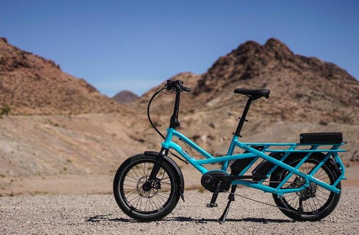 Un vélo électrique longtail bleu dans le désert